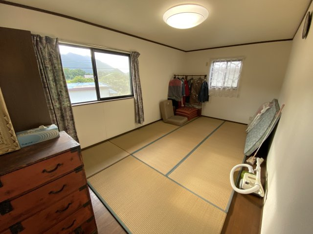 丹波市春日町国領の中古一戸建の洋室|8.2帖（一部畳敷き）
