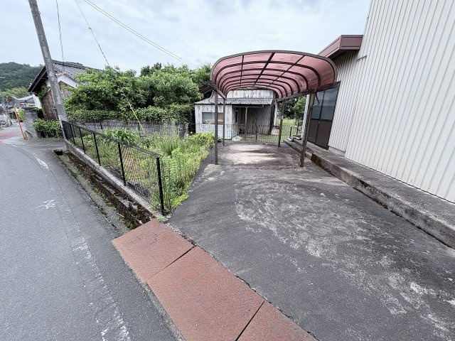 丹波市春日町国領の中古一戸建のその他|カーポートと菜園スペース