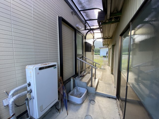 丹波市春日町国領の中古一戸建のその他|キッチン側、勝手口