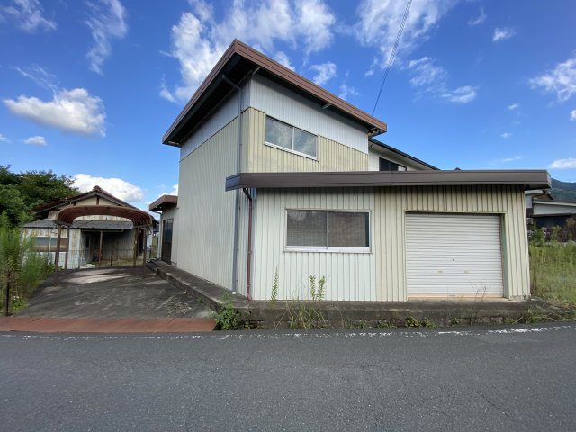 丹波市春日町国領の中古一戸建の外観|カーポート、倉庫