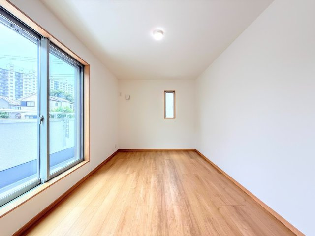 戸塚区深谷町　新築戸建て　第7の洋室|◆柔らかい陽光が差し込む明るいお部屋を演出する設計。彩光の取れる窓が気持ちの良いお部屋を創り上げます。