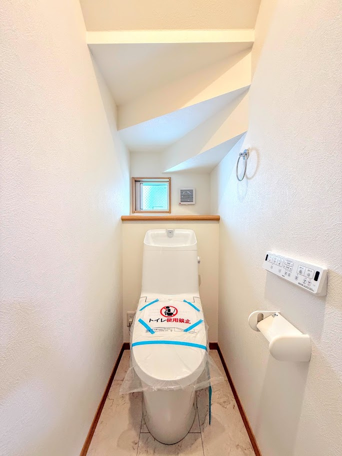 戸塚区深谷町　新築戸建て　第7のトイレ|◆清潔感のある白を基調とした落ち着ける空間。小窓をもうけていますので、こもりやすい空気の入れ替えも簡単に行えますね！