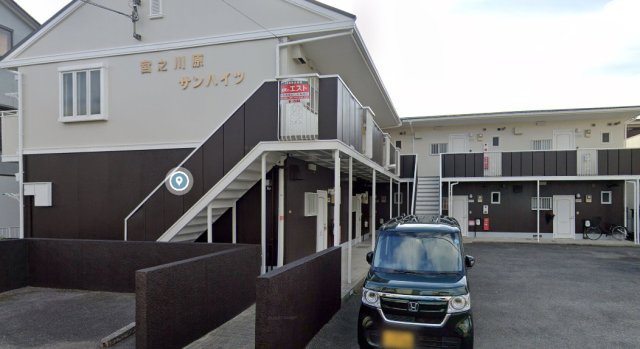 宮之川原サンハイツのエントランス
