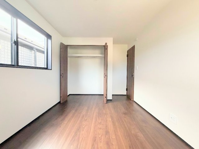 戸塚区平戸4丁目新築戸建　全3棟の洋室|◆子どものスタディ空間として、あるいは書斎やホビールームとして生活スタイルに合わせて使えるプライベートルーム。居心地のいい落ち着いたインテリアが似合います。