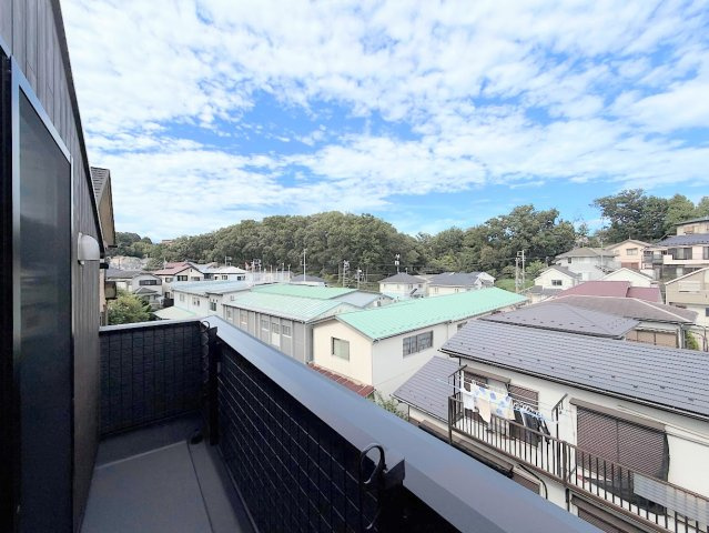 戸塚区平戸4丁目新築戸建　全3棟の展望|◆気持ちの良い空が見渡せる広いバルコニー。爽やかな風を感じて、心躍る素敵な暮らしがはじまります。通風・採光にも優れ、心地よい光と風があふれています。