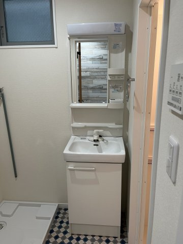 Ｒ小菅の独立洗面台|退去前につき、別部屋のお写真です。