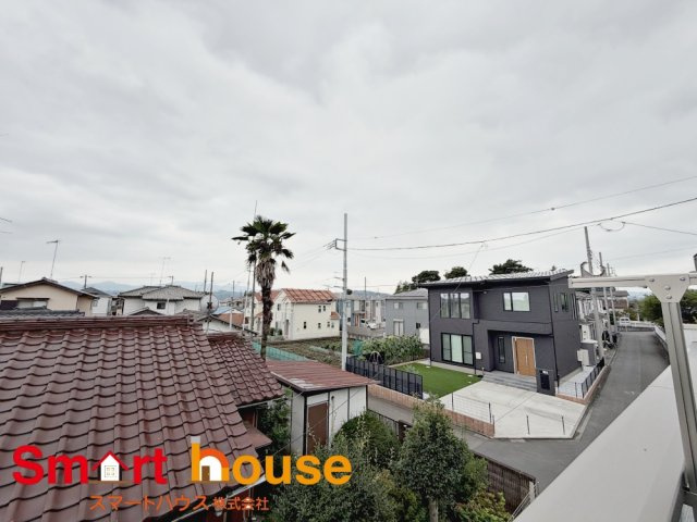 相模原市緑区下九沢16期の展望|開放的なバルコニーは見晴らしもよく、太陽の温かな温もりをめいっぱい受け止めてくれます。太陽の光と爽やかな風を受けたお洗濯物はあっという間に乾き、取りこむ時には太陽の匂いを感じられそうですね。