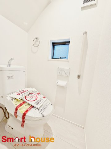 相模原市緑区下九沢16期のトイレ|節水型でエコなトイレには今では当たり前のウォシュレット付き。換気機能も着いているので常に快適ですね♪