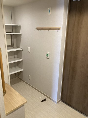 デュオセーヌ横濱東戸塚の玄関|明るい玄関です