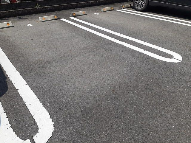 アルドーレ　ブランの駐車場