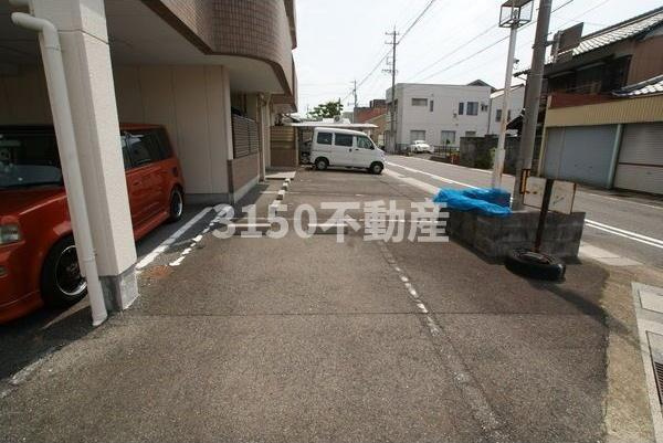 ドエルKM IIの駐車場