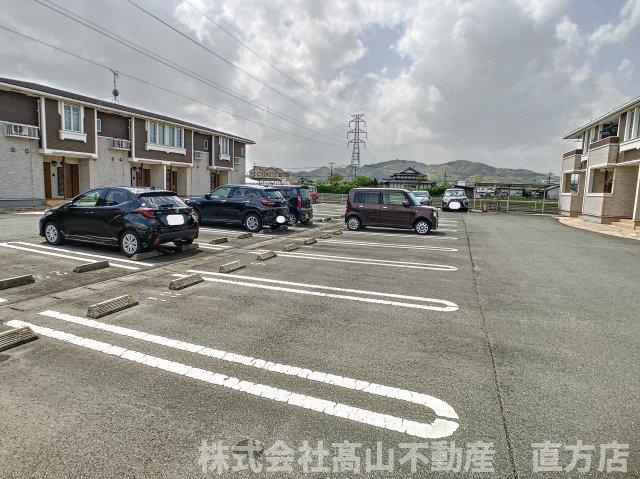 直方市大字感田のアパートの駐車場