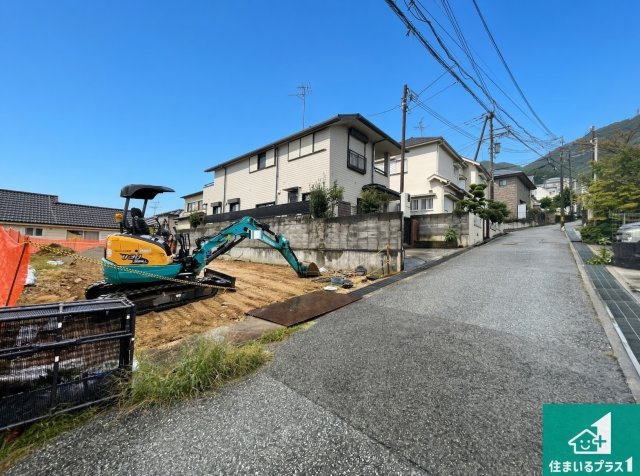 ■宝塚市長寿ガ丘　第2期　新築一戸建ての前面道路含む現地写真|周辺は落ち着いた街並みの住宅地！子育てがしやすい住環境です！まだ未完成ですが、現地でしかわからない事もございます。是非一度ご覧ください。