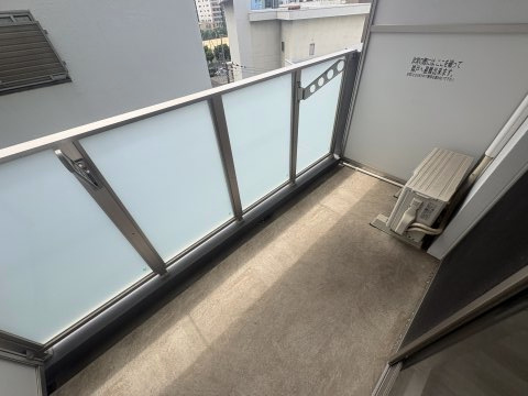アルティザ江坂のバルコニー