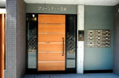 グリーンポート三田のエントランス