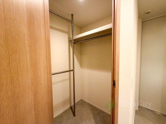 パークコート北青山の収納|WIC
衣類や荷物をまとめて収納できるウォークインクローゼット。居室を広々と使いやすい収納設計です。