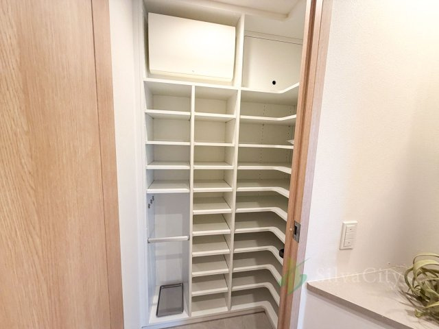 パークコート北青山の収納|SIC
玄関まわりをすっきりと保てるシューズインクローゼットを設置。充実した収納力が魅力です。