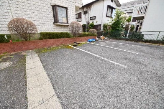 クリオス大和の駐車場