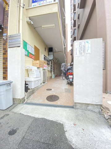 福山ビルのエントランス