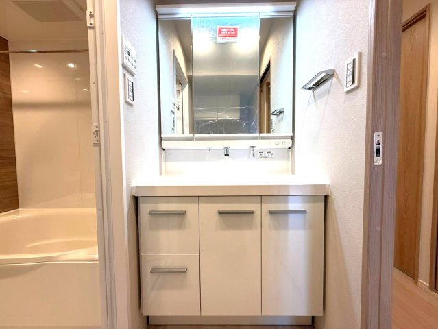 レクセルマンション小岩の設備|【施工例】洗濯時間を選ばない、便利な浴室換気乾燥機を装備。