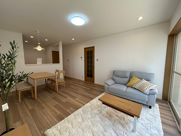 名古屋市守山区元郷２丁目の中古一戸建の居間・リビング|◇リビング◇　　南面で明るいリビング約１６．０帖　リビングが見渡せる対面キッチン♪