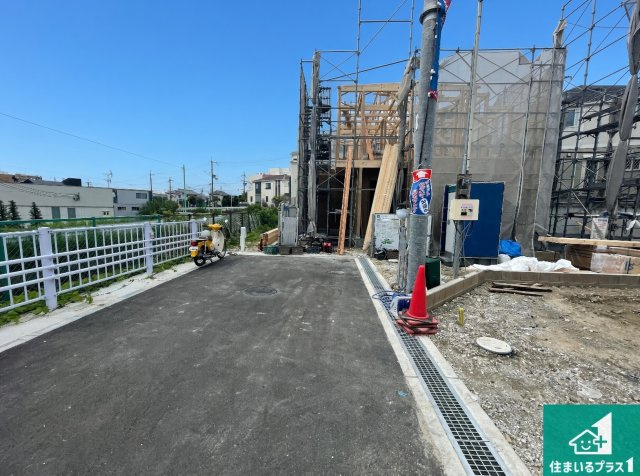 豊中市上野東　第1期　新築一戸建ての前面道路含む現地写真|周辺は落ち着いた街並みの住宅地！子育てがしやすい住環境です！まだ未完成ですが、現地でしかわからない事もございます。是非一度ご覧ください。