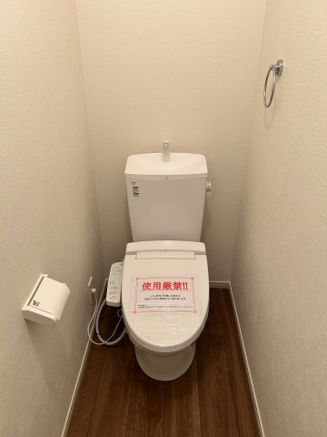 昭和区長戸町1期のトイレ|２階トイレ：洗浄暖房機能付き。毎日使う場所だからこそ、清潔感と心地よさを♪お掃除ラクラク＆手洗い付きタンクで、家事の手間も軽減。