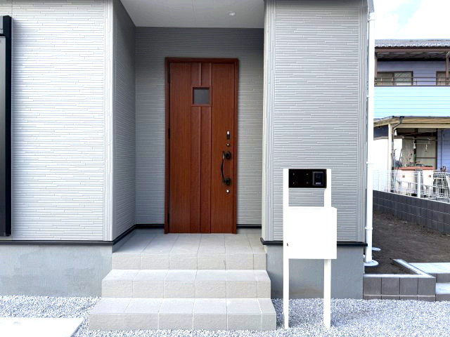 リーブルガーデンＳ榛東村山子田　１号棟（平屋）の玄関|【イメージ画像】シンプルで素敵な玄関です。タイル敷なのでお掃除もしやすいですよ！