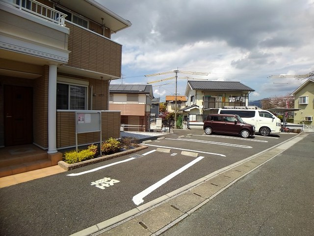 北九州市八幡西区茶屋の原３丁目のアパートの駐車場