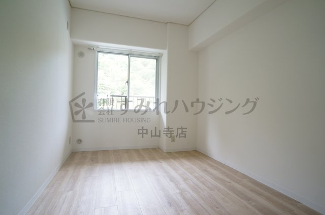 サンハイツ宝塚五月台B棟の洋室