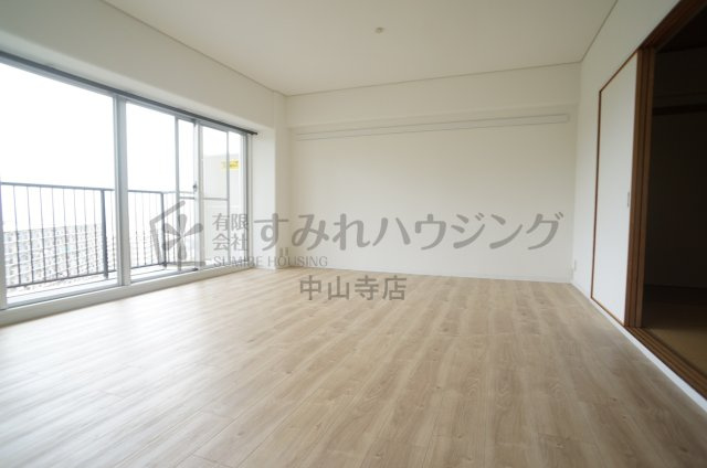 サンハイツ宝塚五月台B棟の居間・リビング