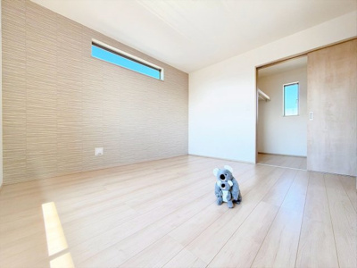 【洋室】 | 前橋市南町3丁目　新築住宅 | 窓からそそがれる暖かみのある明るい空間。広々としたプライベート空間で自分の時間を楽しめます。フローリング仕様で普段のお掃除も楽々です。