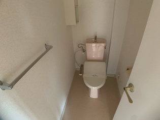 温水洗浄便座付きのトイレです♪