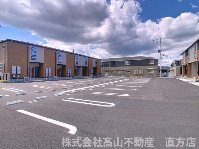 直方市大字感田のアパートの駐車場