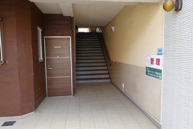 光南荘マンションのエントランス
