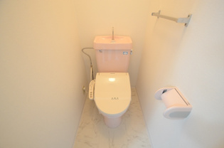 温水洗浄便座付きのトイレです♪