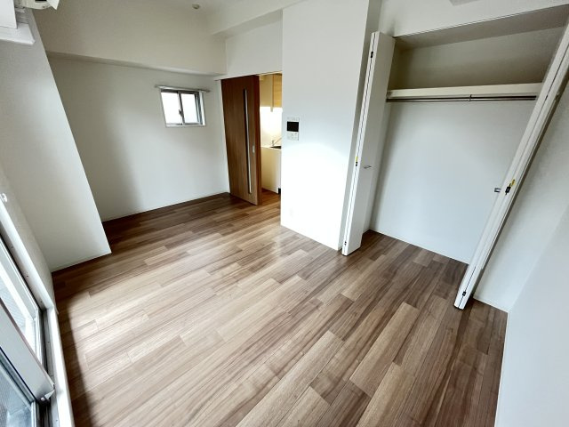 エスリード大阪城アクシスの居間・リビング|同物件別部屋の写真です。
