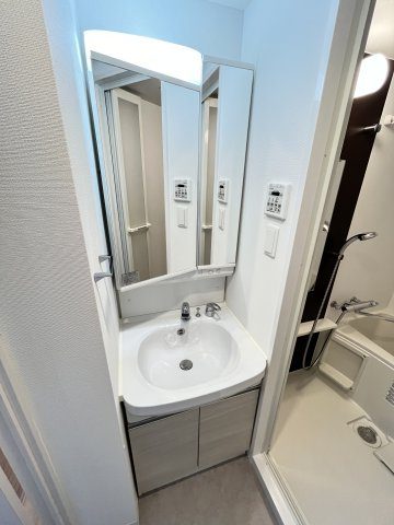 エスリード大阪城アクシスの洗面所|同物件別部屋の写真です。