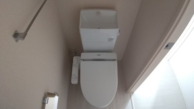 温水洗浄便座付きのトイレです♪