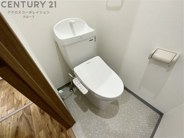 温水洗浄便座付きのトイレです♪