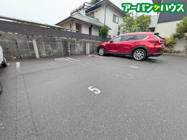 フローラルコートの駐車場