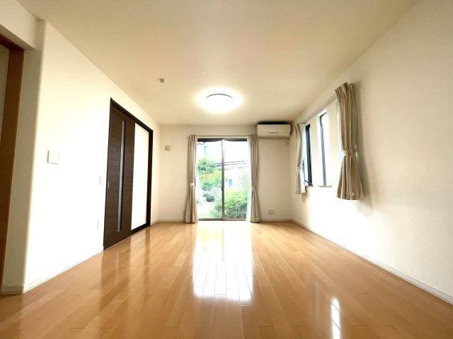 中古／ふじみ野市上野台２丁目の居間・リビング|南から明るい光が射し込む陽だまり空間