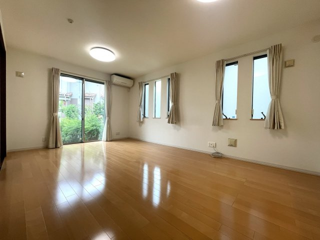 中古／ふじみ野市上野台２丁目の居間・リビング|窓が多く通風良好です