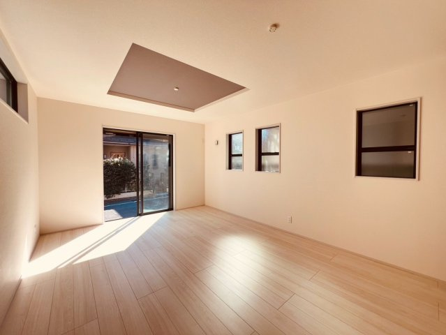 【居間・リビング】 | 練馬区関町北４丁目　新築戸建て | 折り上げ天井がお洒落な、陽当り良好の広々リビング