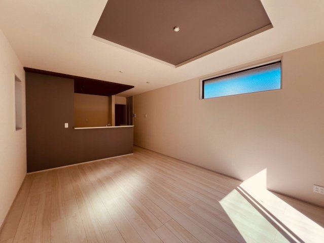【居間・リビング】 | 練馬区関町北４丁目　新築戸建て | アクセントクロスが映える、シックで落ち着いた対面キッチン