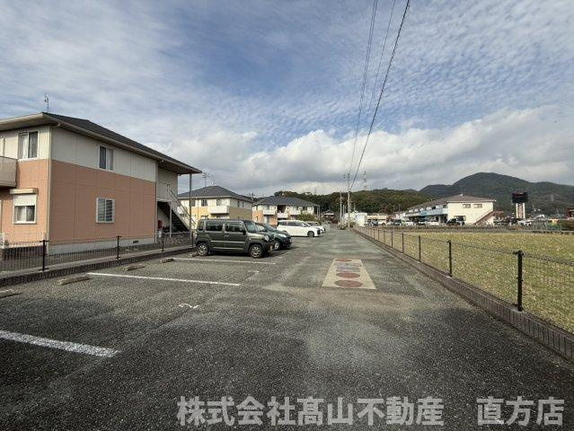 宮若市本城のアパートの駐車場