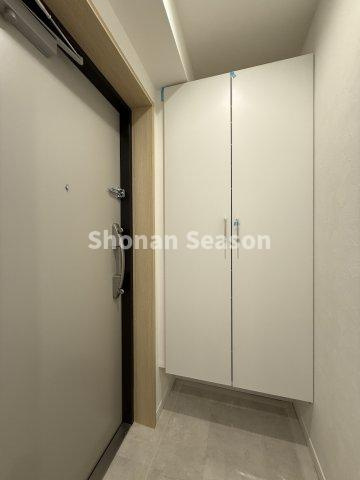【現地画像あり】クリオかしわ台3番館の玄関|靴や外出用品をすっきり収納できる玄関収納を搭載しています。　　　　
玄関まわりをきれいに保ちやすい嬉しいスペースです。