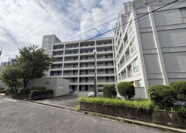 泉ヶ丘コーポラスB棟の外観