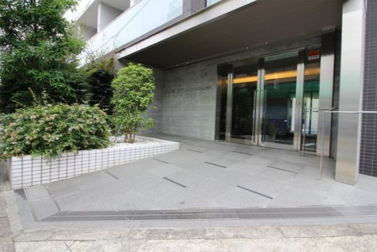 【エントランス】プレール・ドゥーク下北沢