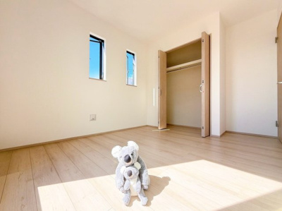【洋室】 | 前橋市朝倉町3丁目　新築住宅 | 窓からそそがれる暖かみのある明るい空間。広々としたプライベート空間で自分の時間を楽しめます。フローリング仕様で普段のお掃除も楽々です。
